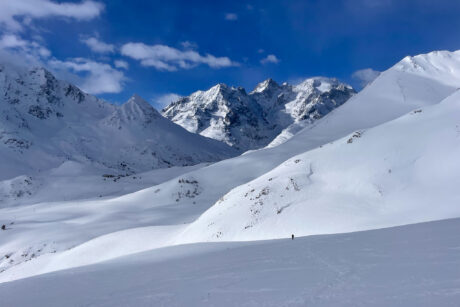 Veilig wandelen en fotograferen in de bergen in de winter