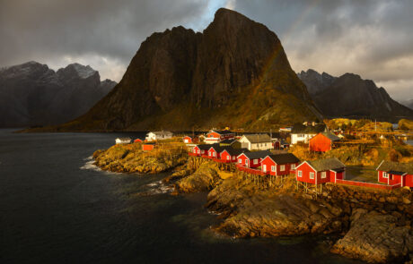 Reine Hamnoy Sakrisoy Landschap Rode Huisjes Bergen Noorwegen Lofoten