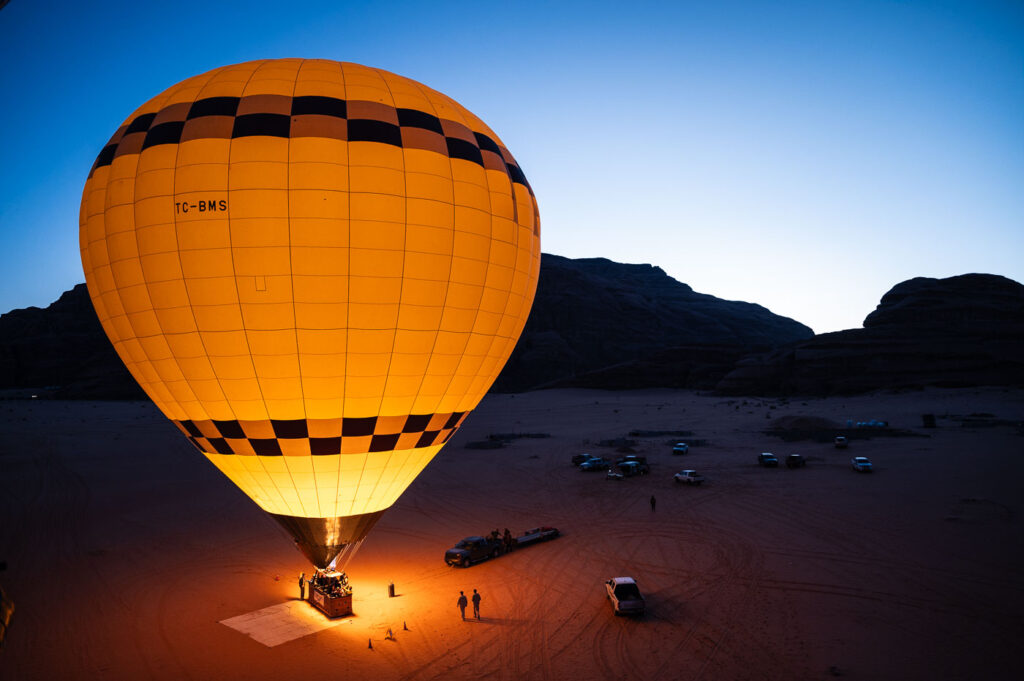 Ballon stijgt op Jordanie woestijn