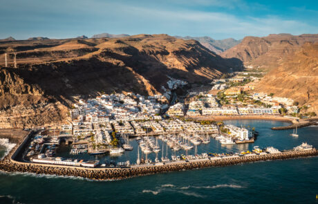 Kleurrijke straatjes van Teror in het ochtendlicht